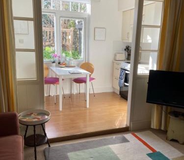 Fortis Green Apartment | Spacious comfortable flat with free parking in East Finchley, Muswell Hill & close to Alexandra Palace