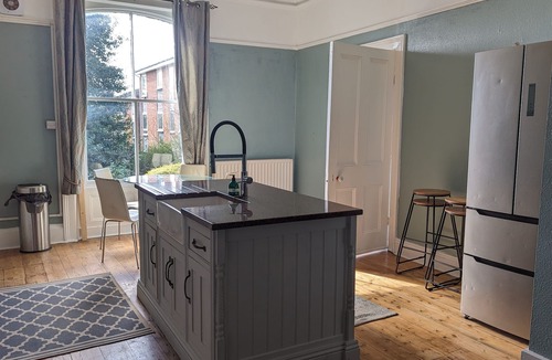 Leeds House | Spacious, Comfortable Georgian 4 brd Home, Headingly Stadium, Leeds Uni & Arena.