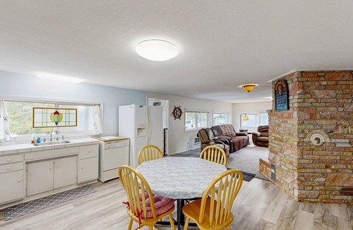Winchester Bay House | Spacious & comfortable home close to the Harbor, Sand Dunes, beaches, & parks