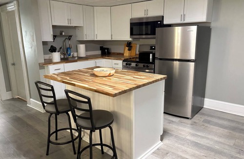 Dover Apartment | Spacious Comfy 1-Bedroom Apt ~ Dover/Portsmouth ~ Free Wine ~ AC/Heat