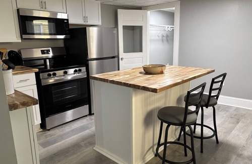 Dover Apartment | Spacious Comfy 1-Bedroom Apt ~ Dover/Portsmouth ~ Free Wine ~ AC/Heat