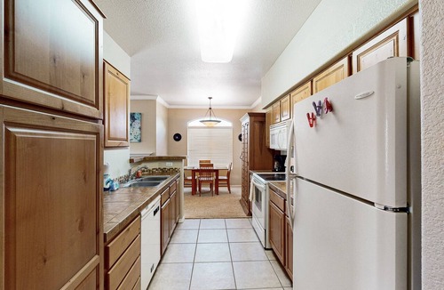 Tucson Condo | Spacious condo in central location with mountain views, pool & gym