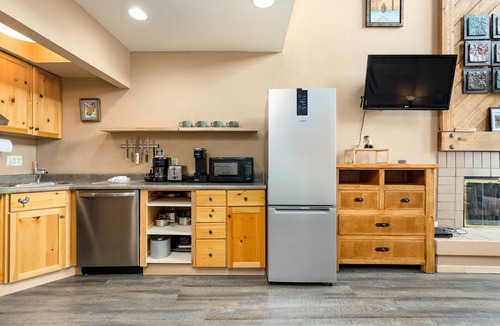 Lakeside Village Condo | Spacious Condo/Mountain Views/Great Amenities