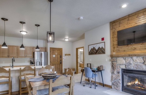 Mountain House Condo | Spacious condo w/ shared hot tubs - Walk to the slopes!