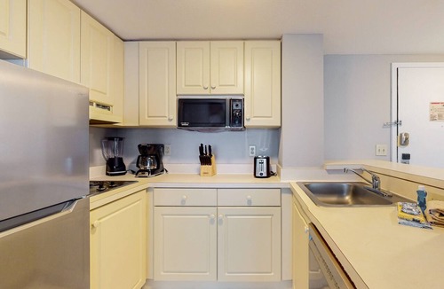 Southwest Orlando Condo | Spacious Condo with a Kitchen, AC, Pools, Hot Tubs, Tennis, & Gym