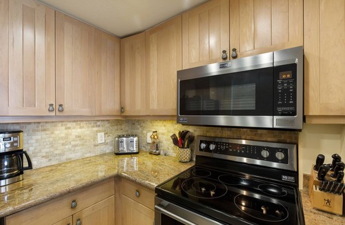 Kahana Condo | Spacious condo with an ocean view, pool, & washer/dryer - walk to beach