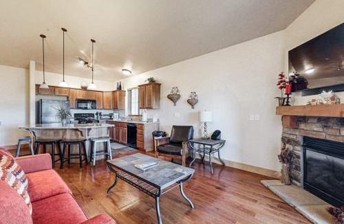 Bear Hollow Village House | Spacious condo with community pool & hot tub mountain views centrally located