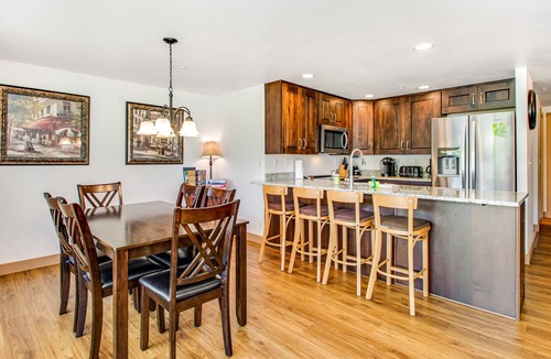 Chelan Condo | Spacious condo with pool - across from Don Morse City Park & lake access