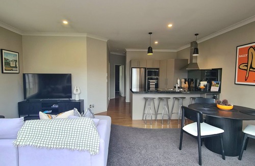 Tamahere Cottage | Spacious Contemporary Retreat