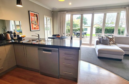 Tamahere Cottage | Spacious Contemporary Retreat