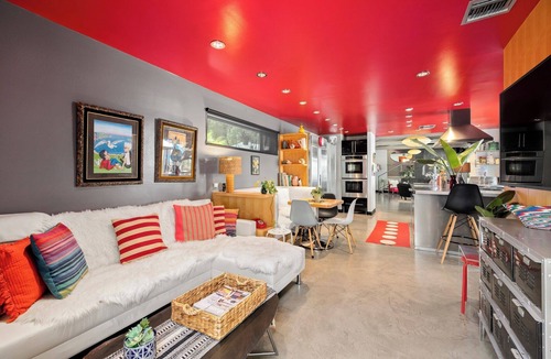 Laurel Canyon House | Spacious, cosy 4-bedroom house w/stunning views in LA- WiFi, pool, 6 TV's