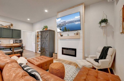 Central Point House | Spacious Cottage -Hot Tub, Patio, Fire Table, WIFI