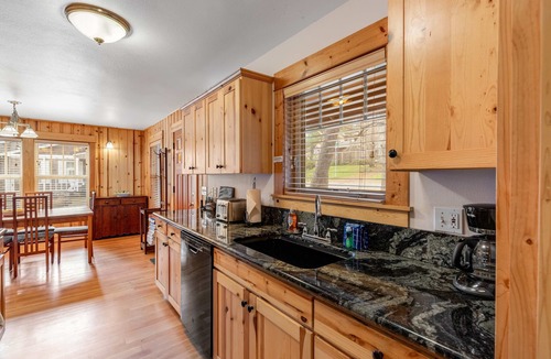Gearhart House | Spacious Cottage with Enclosed Yard - Walk to the Beach, Weddings Welcome