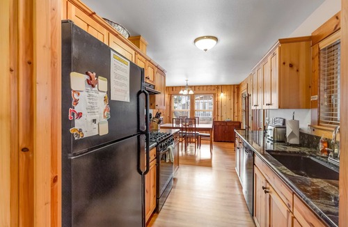 Gearhart House | Spacious Cottage with Enclosed Yard - Walk to the Beach, Weddings Welcome