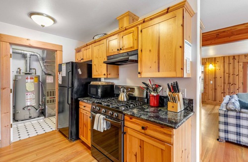 Gearhart House | Spacious Cottage with Enclosed Yard - Walk to the Beach, Weddings Welcome