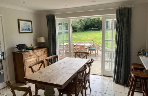 Upton Grey House | Spacious Country House in stunning Hampshire village - sleeps 8
