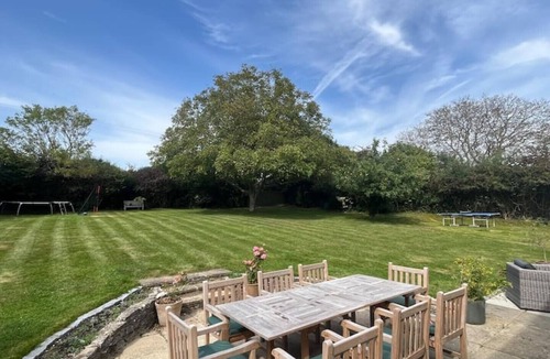 Upton Grey House | Spacious Country House in stunning Hampshire village - sleeps 8
