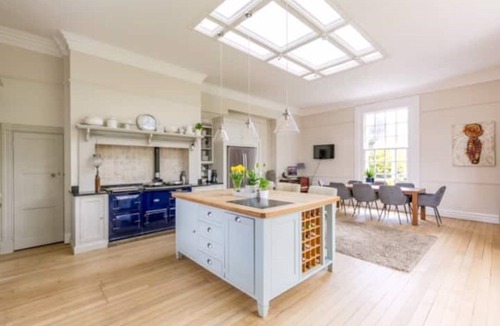 Alfold House | Spacious Country house with pool, sleeps 12. Perfect for relaxing get-away!