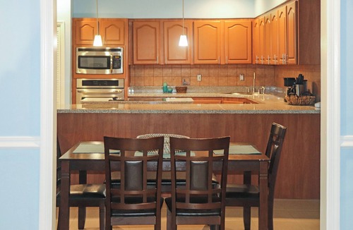 Downtown Apartment | Spacious Cozy 3 bedroom unit with a private pool, centrally located in Freeport