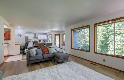 Des Moines House | Spacious Cozy 5-bedroom house with AC, WiFi in welcoming Des Moines