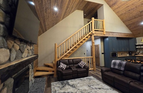 Westerose Cabin | Spacious & cozy 5-bedroom lakeview cabin on Pigeon Lake