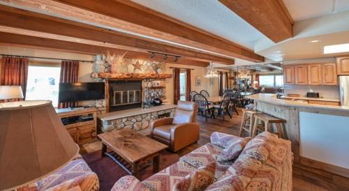 Mount Crested Butte Apartment | Spacious & Cozy Condo With Wood Fireplace condo