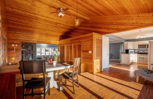 Star Prairie House | Spacious & Cozy home on The Apple River- Hiking, Tubing, Skiing, Racing, 12+ ppl