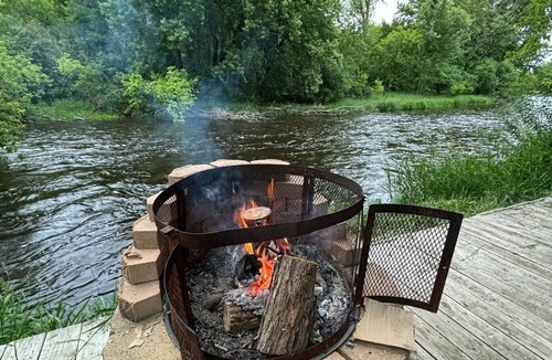 Star Prairie House | Spacious & Cozy home on The Apple River- Hiking, Tubing, Skiing, Racing, 12+ ppl