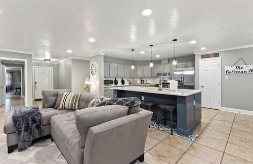 Kreole House | Spacious, cozy retreat, close to beaches, shopping, food & fun @ the Gulf Coast
