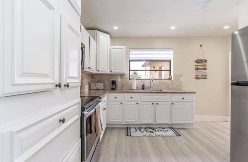 Driftwood House | Spacious, Cozy Stay Near Hard Rock Casino –Feel at Home, Hot Tub!