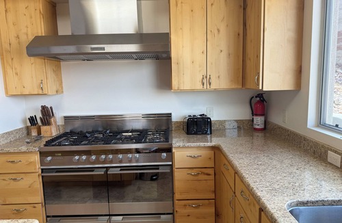 Greenehaven House | Spacious Custom Home - Lake Views - Hot Tub - Stargazing - Ping Pong