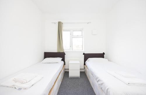 Parsloes House | Spacious Dagenham 4Bedroom House with Parking