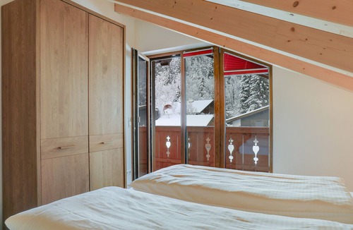 Garmisch-Partenkirchen Apartment | Spacious Top Floor Apartment "Partnachklamm" with Mountain View & Balcony