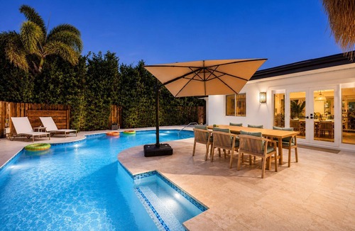 Central Fort Lauderdale House | Spacious Designer 4BR Pool Home Near Beach | BBQ & Games