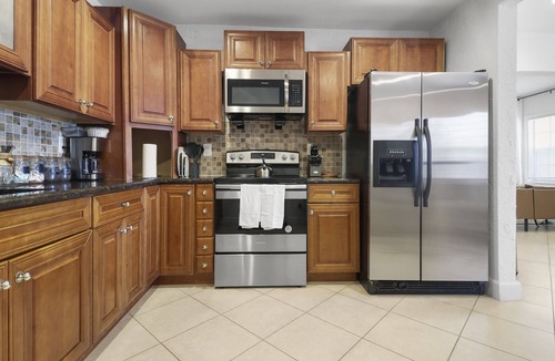 Southwest House | Spacious Designed House -Palm Wave Stays