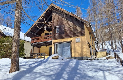 Abries Ski Chalet | Spacious detached chalet 3* sleeps 6 to 11, 5 bedrooms