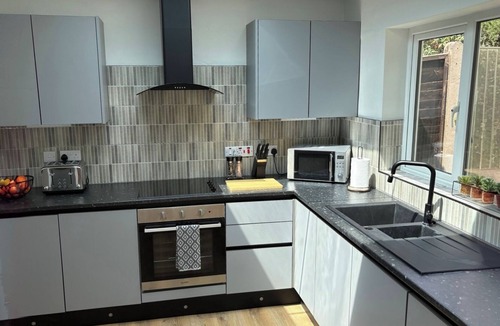 Cradley House | Spacious Detached Bungalow family friendly gated parking, 5 mins from Dudley Zoo