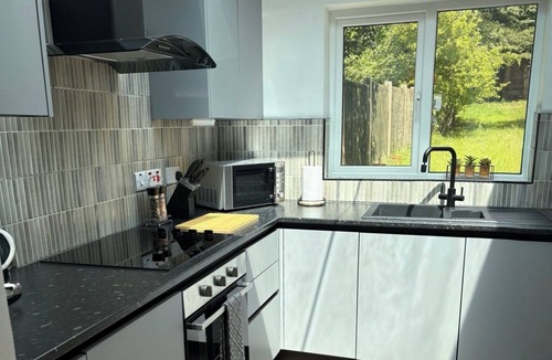 Cradley House | Spacious Detached Bungalow family friendly gated parking, 5 mins from Dudley Zoo