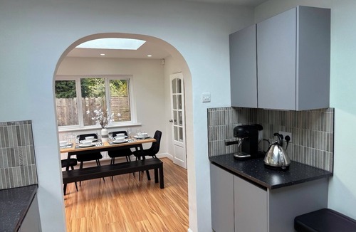 Cradley House | Spacious Detached Bungalow family friendly gated parking, 5 mins from Dudley Zoo