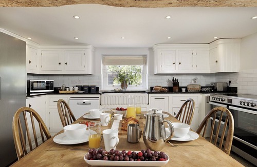 Lechlade Cottage | Spacious dog friendly Cotswold holiday retreat with a hot tub - Green Farm Haven
