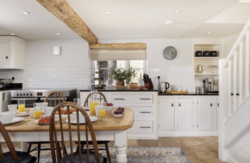 Lechlade Cottage | Spacious dog friendly Cotswold holiday retreat with a hot tub - Green Farm Haven