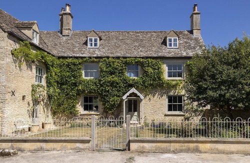 Lechlade Cottage | Spacious dog friendly Cotswold holiday retreat with a hot tub - Green Farm Haven