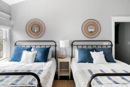 Eastwood House | Spacious Dog Friendly 3 BR Townhome, Grill, Patio 3 Blocks to Grocer, 5 Mins to 5 Points, 15 Mins to Broadway, 24 Hour Hospitality Team, Perfect for Families