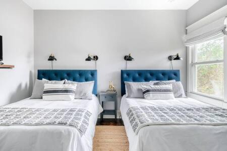 Eastwood House | Spacious Dog Friendly 3 BR Townhome, Grill, Patio 3 Blocks to Grocer, 5 Mins to 5 Points, 15 Mins to Broadway, 24 Hour Hospitality Team, Perfect for Families