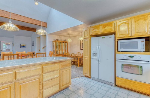 Bandon House | Spacious dog-friendly home w/deck - perfect for family reunions - walk to beach