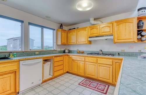 Bandon House | Spacious dog-friendly home w/deck - perfect for family reunions - walk to beach