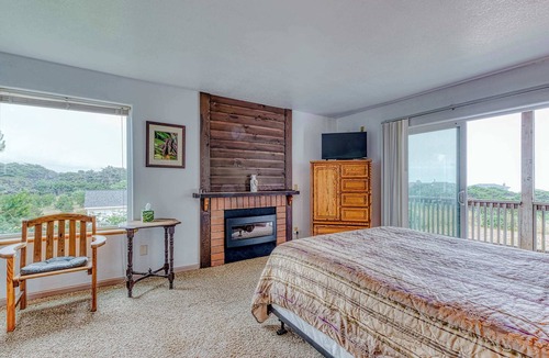 Bandon House | Spacious dog-friendly home w/deck - perfect for family reunions - walk to beach
