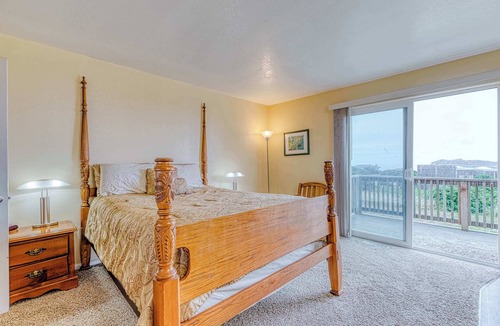 Bandon House | Spacious dog-friendly home w/deck - perfect for family reunions - walk to beach