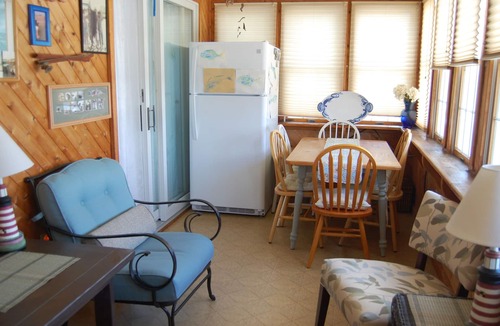 Avalon House | SPACIOUS, DOG FRIENDLY ON 75th ST -WALK TO SHOPS & NIGHTLIFE-1.5 BLOCK TO BEACH