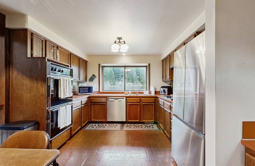 Warrenton House | Spacious dog-friendly home on the lake with yard, full kitchen, washer & dryer